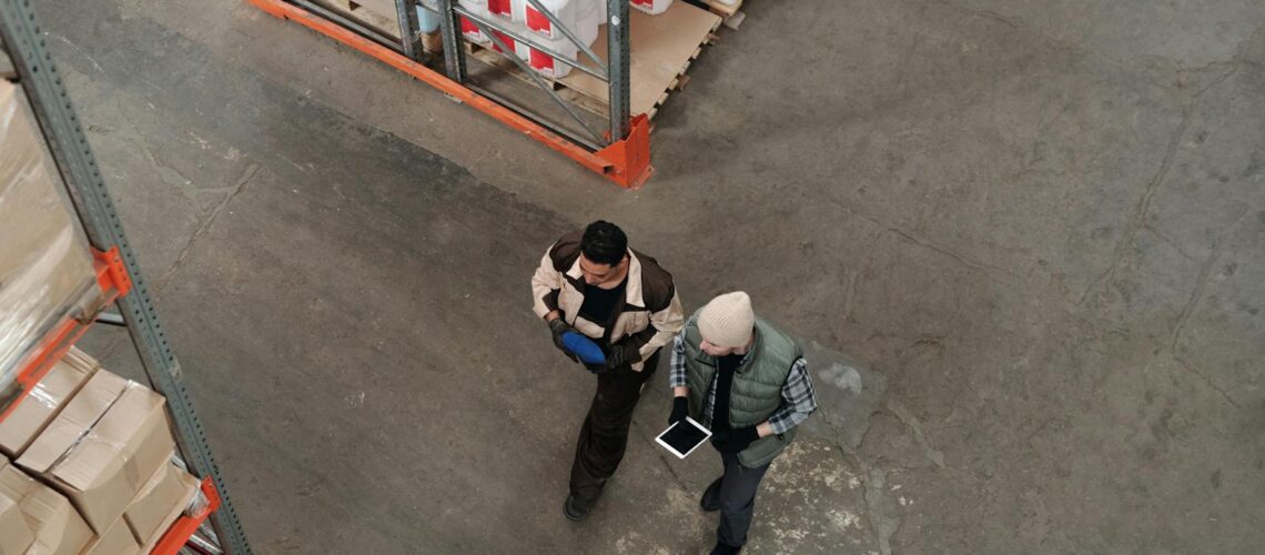 中国卖家加拿大 FBA 入仓备货 prep 中心工作台两名工作人员核对库存平板